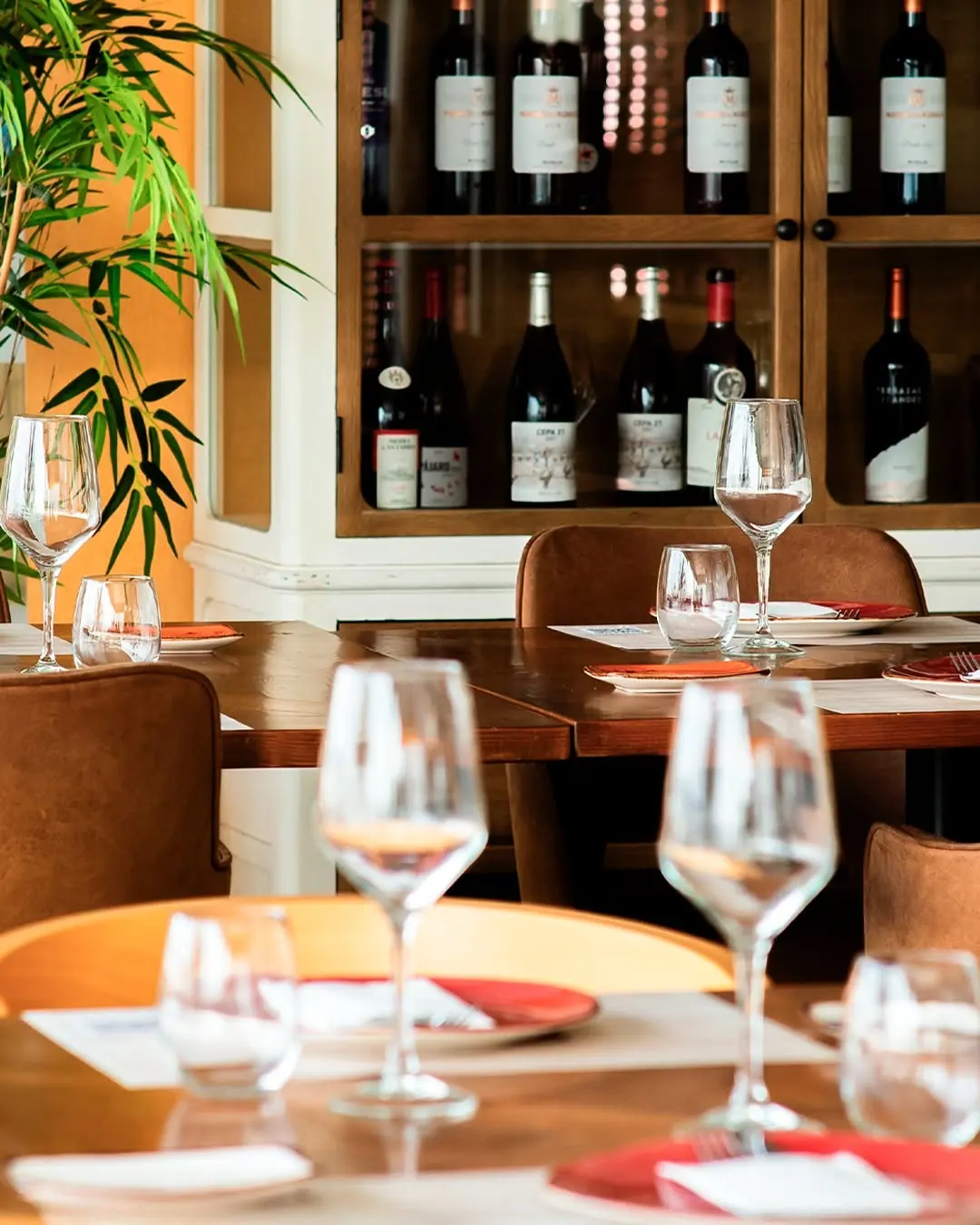 Laid tables and the wine cabinet in the Carbón Carbón dining room