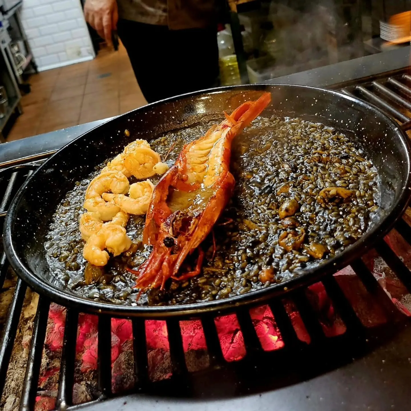 Paella cocinada sobre brasa de carbón